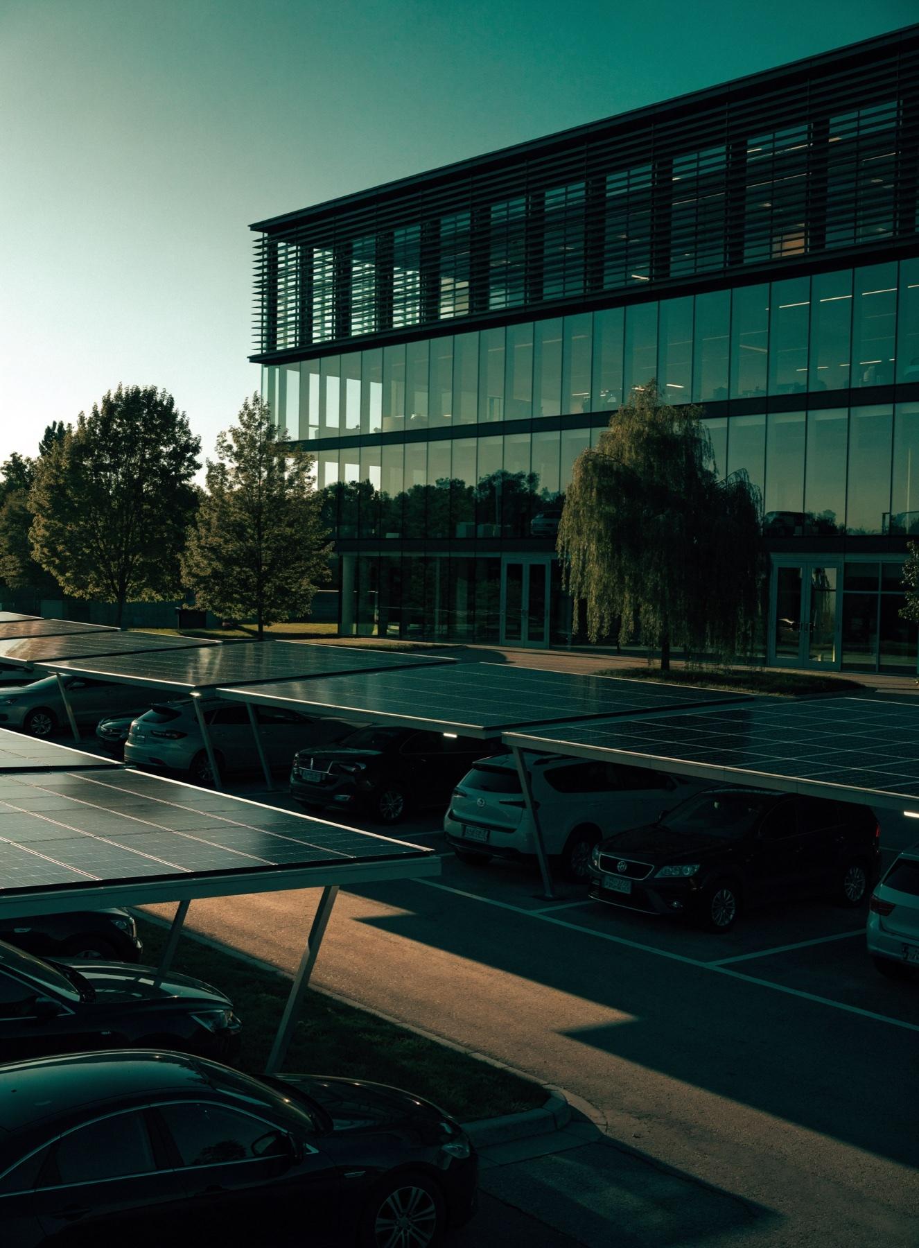 Edificio corporativo con parqueadero cubierto por paneles solares