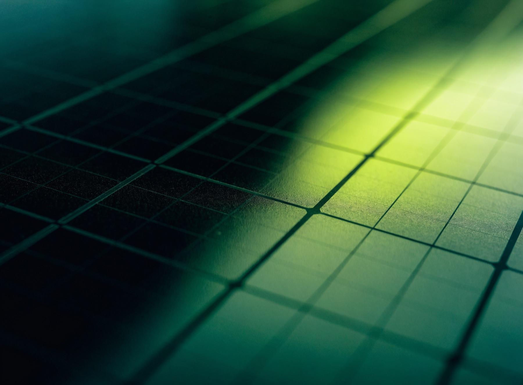 Detalle de celdas solares con reflejo verde