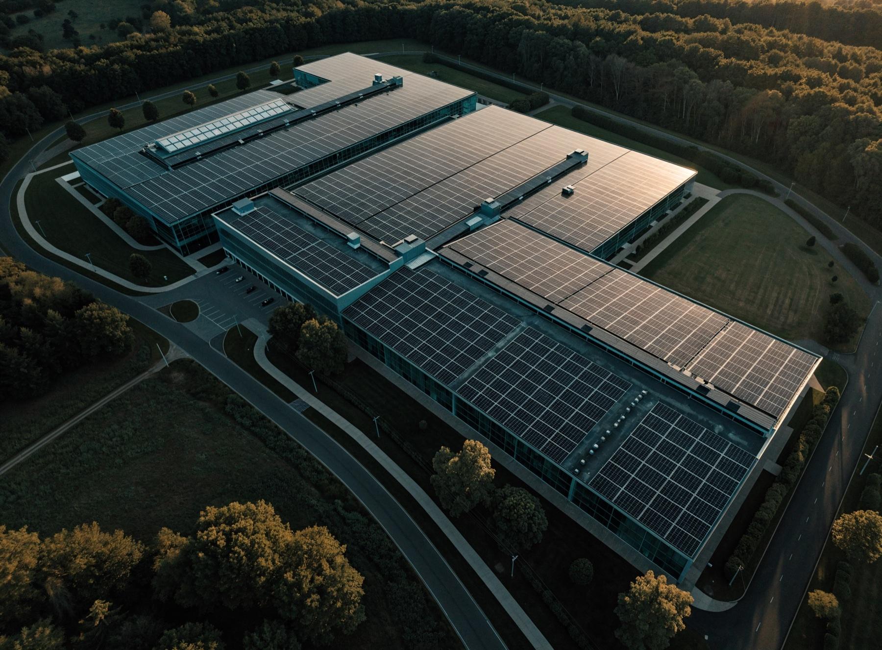 Vista aérea de una planta industrial con cubierta solar